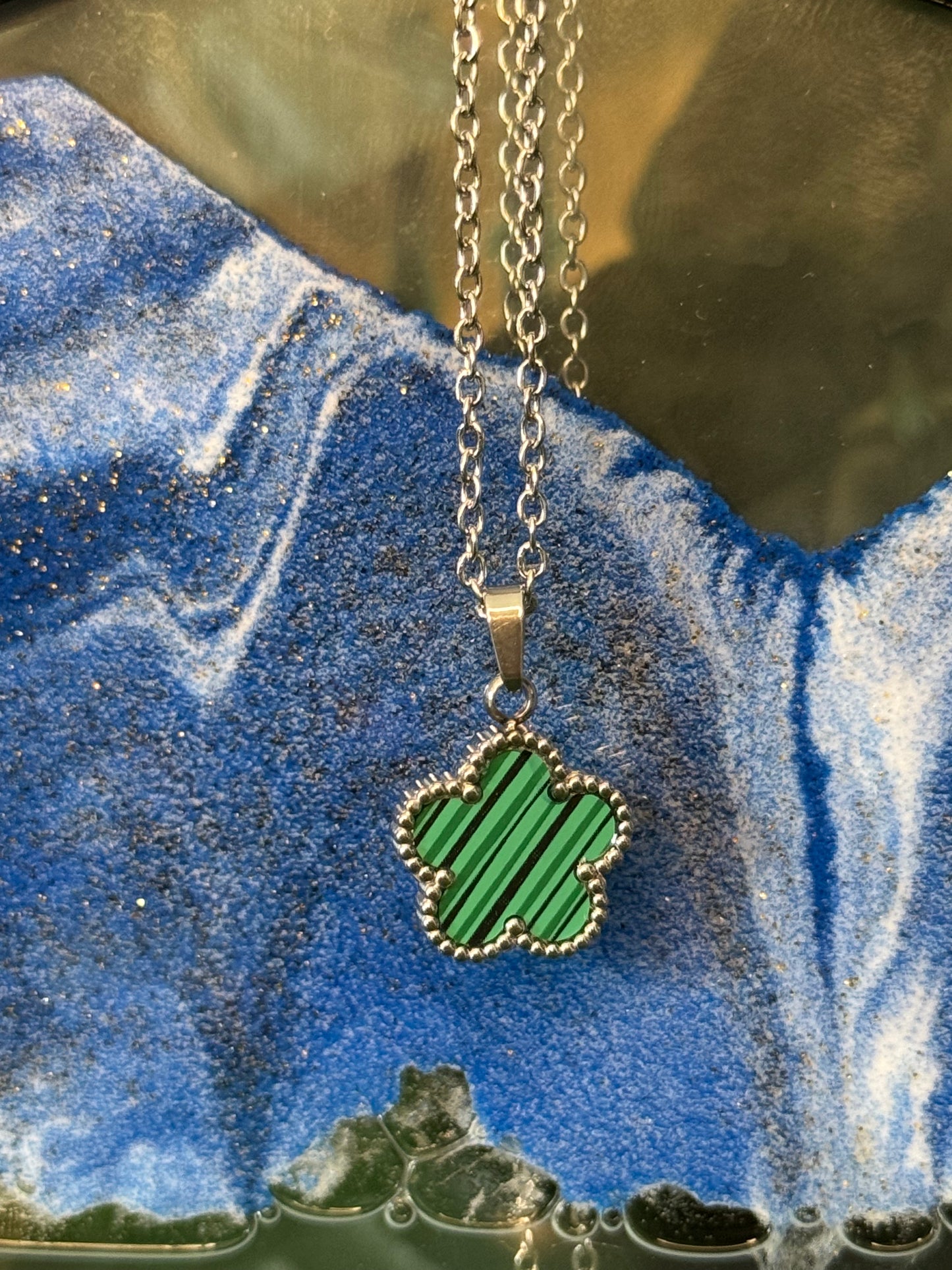 Collana con fiore colorato  in acciaio